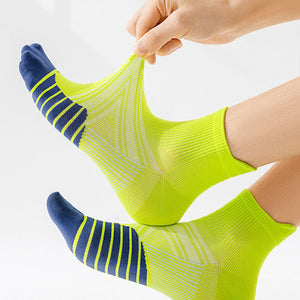 Custom Running Socks - QUICK DRY QUARTER — Stretch test showing elastic recovery
